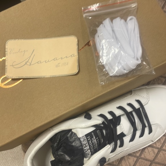 Brand new in box, vintage Havana, white sneakers with removable chain,taupe star - Picture 3 of 4